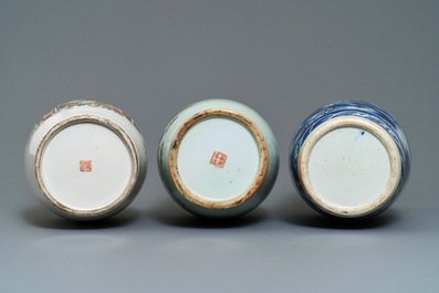 Trois vases en porcelaine de Chine bleu et blanc et qianjiang cai, 19/20&egrave;me