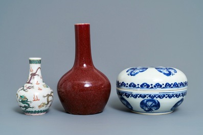 Deux vases et un bol couvert en porcelaine de Chine, 19&egrave;me