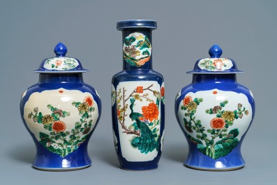 Trois vases en porcelaine de Chine famille verte sur fond bleu poudr&eacute;, 19&egrave;me