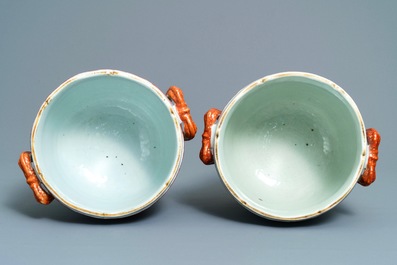 Une paire de rafraichissoirs en porcelaine de Chine famille rose, Qianlong