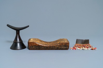 Een Filippijnse Igorot houten kom, twee Afrikaanse neksteunen en een kammetje, 1e helft 20e eeuw