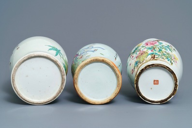 Trois vases en porcelaine de Chine famille rose, 19/20&egrave;me