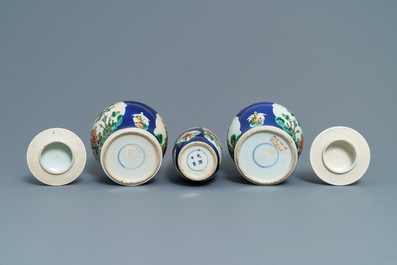 Trois vases en porcelaine de Chine famille verte sur fond bleu poudr&eacute;, 19&egrave;me