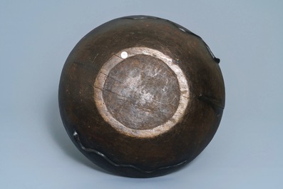 A Philippine Igorot wooden bowl, two African headrests and a comb, 1st half 20th C.