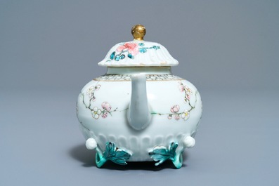 Een Chinese famille rose helmkan en een theepot met reli&euml;fdecor, Yongzheng