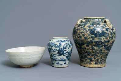 Deux vases et un bol en porcelaine de Chine bleu et blanc dite 'de Swatow', Ming