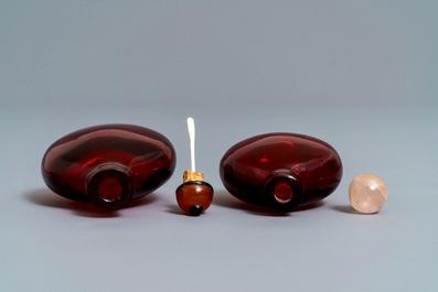 Twee Chinese robijnrode glazen snuifflessen, 18/19e eeuw
