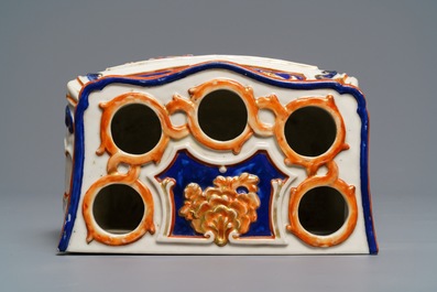 Une bouqueti&egrave;re en forme de commode Louis XV en porcelaine de Chine d'exportation, Qianlong