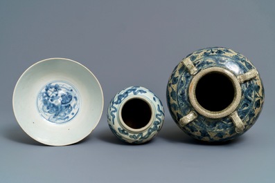 Twee Chinese blauwwitte Swatow potten en een kom, Ming