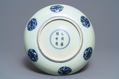 Un plat en porcelaine de Chine bleu et blanc &agrave; d&eacute;cor d'un dragon, marque et &eacute;poque de Jiajing