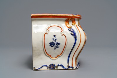 Een Chinese tulpenvaas in de vorm van een Louis XV commode, Qianlong
