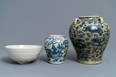 Deux vases et un bol en porcelaine de Chine bleu et blanc dite 'de Swatow', Ming