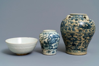 Deux vases et un bol en porcelaine de Chine bleu et blanc dite 'de Swatow', Ming