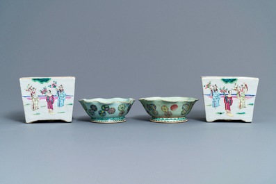 Une paire de jardini&egrave;res et deux bols en porcelaine de Chine famille rose, 19&egrave;me