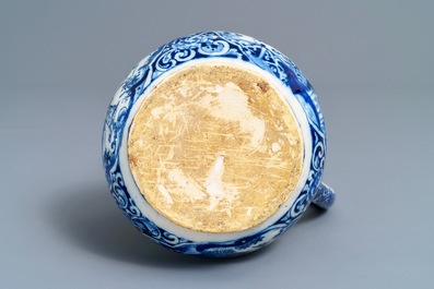 Un pichet trompeur en fa&iuml;ence de Delft bleu et blanc &agrave; d&eacute;cor de chinoiserie, dat&eacute; 1743