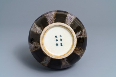 Een Chinese hu vaas met bruin flamb&eacute; glazuur, Kangxi merk, 19e eeuw