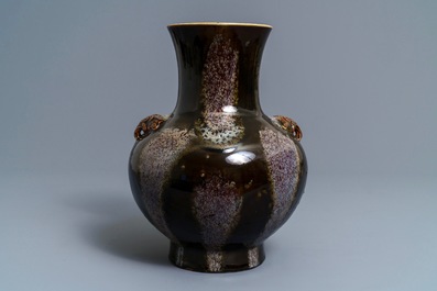 Un vase de forme hu en porcelaine de Chine brun flamb&eacute;, marque de Kangxi, 19&egrave;me