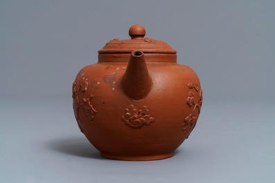 Een Delftse Yixing-stijl theepot met reli&euml;fdecor in rood aardewerk, 1e kwart 18e eeuw