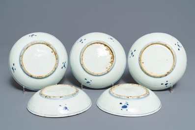 Cinq assiettes de type ko-sometsuke en porcelaine de Chine bleu et blanc, Tianqi