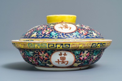 Une jardini&egrave;re, deux plats et un bol couvert en porcelaine de Chine famille rose, 19/20&egrave;me