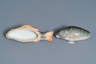 Une paire de terrines couvertes en forme de poissons en porcelaine de Chine, Qianlong