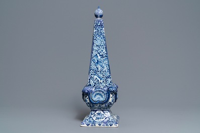 Un grand ob&eacute;lisque en fa&iuml;ence de Delft bleu et blanc, 1er quart du 18&egrave;me