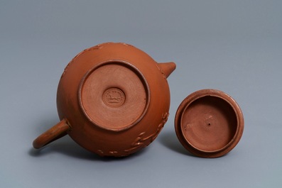 Een Delftse Yixing-stijl theepot met reli&euml;fdecor in rood aardewerk, 1e kwart 18e eeuw