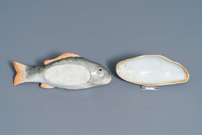 Une paire de terrines couvertes en forme de poissons en porcelaine de Chine, Qianlong