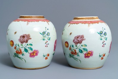 Une paire de pots en porcelaine de Chine famille rose &agrave; d&eacute;cor floral, Qianlong