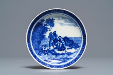 Een Chinese blauwwitte 'soft paste' kop en schotel met een ongewoon decor met slaven, Qianlong