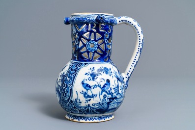 Un pichet trompeur en fa&iuml;ence de Delft bleu et blanc &agrave; d&eacute;cor de chinoiserie, dat&eacute; 1743