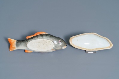 Une paire de terrines couvertes en forme de poissons en porcelaine de Chine, Qianlong