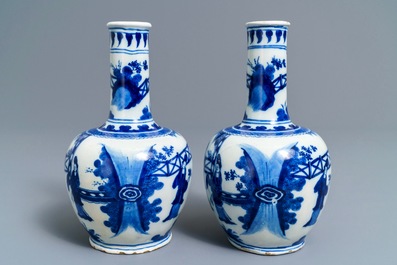 Een paar blauwwitte Delftse flesvormige chinoiserie vazen, 1e helft 18e eeuw