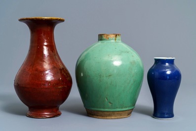 Trois vases en porcelaine de Chine monochrome et gr&egrave;s de yixing, 19/20&egrave;me