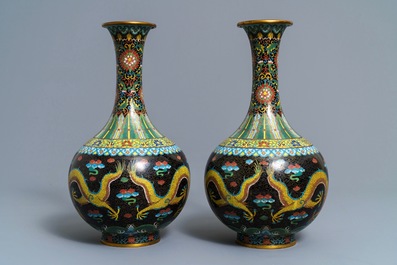Een paar Chinese flesvormige cloisonn&eacute; vazen, twee zilveren schoteltjes en een beker, 19/20e eeuw