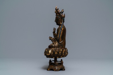 Une figure de Guanyin sur tr&ocirc;ne de lotus en bronze dor&eacute; et laqu&eacute;, Chine, Ming