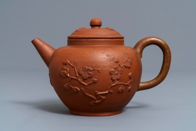 Een Delftse Yixing-stijl theepot met reli&euml;fdecor in rood aardewerk, 1e kwart 18e eeuw