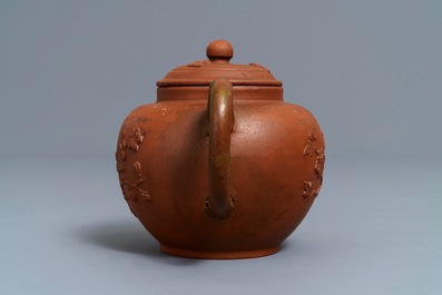 Een Delftse Yixing-stijl theepot met reli&euml;fdecor in rood aardewerk, 1e kwart 18e eeuw