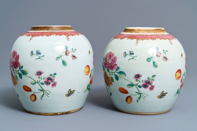 A pair of fine Chinese famille rose export jars with floral design, Qianlong