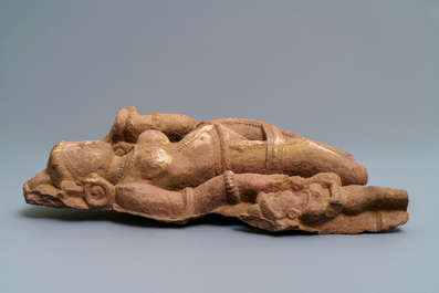 Een rood zandstenen fragment van een Yakshi, India, 14e eeuw of later