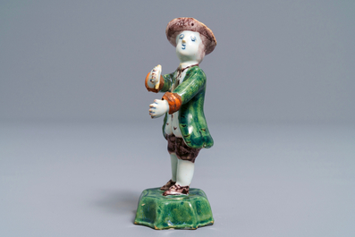 Een polychrome Delftse figuur van een jongeman met hoed, 18e eeuw