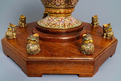 Een Chinese cloisonn&eacute; replica van Zhang Hengs aardbevingsmeter, 20e eeuw