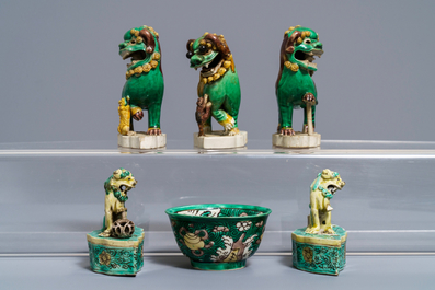 Cinq mod&egrave;les de lions bouddhistes et un bol en biscuit &eacute;maill&eacute; vert, Kangxi