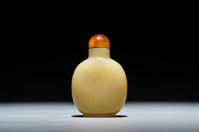 A Chinese yellow jade snuff bottle, 19/20th C.