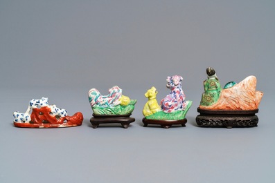 Three Chinese famille rose water droppers and a brush rest, 18/19th C.