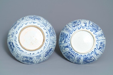 Une paire de grands bols en porcelaine de Chine bleu et blanc de type kraak, Wanli
