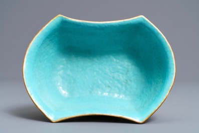 Un bol en forme de lingot en porcelaine de Chine famille rose, marque et &eacute;poque de Tongzhi