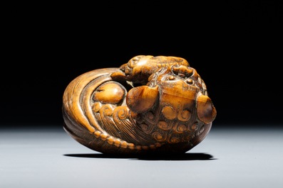 A Japanese carved wood netsuke of a shishi with cub, Edo, 18/19th C.