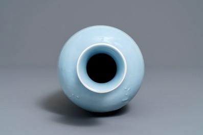 Un vase en porcelaine de Chine monochrome bleu de lavande &agrave; d&eacute;cor sous gla&ccedil;ure, marque de Yongzheng, 19&egrave;me