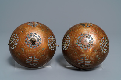 Twee Chinese bronzen wierookbranders, twee stempels en een doosje met inscriptie, 19/20e eeuw